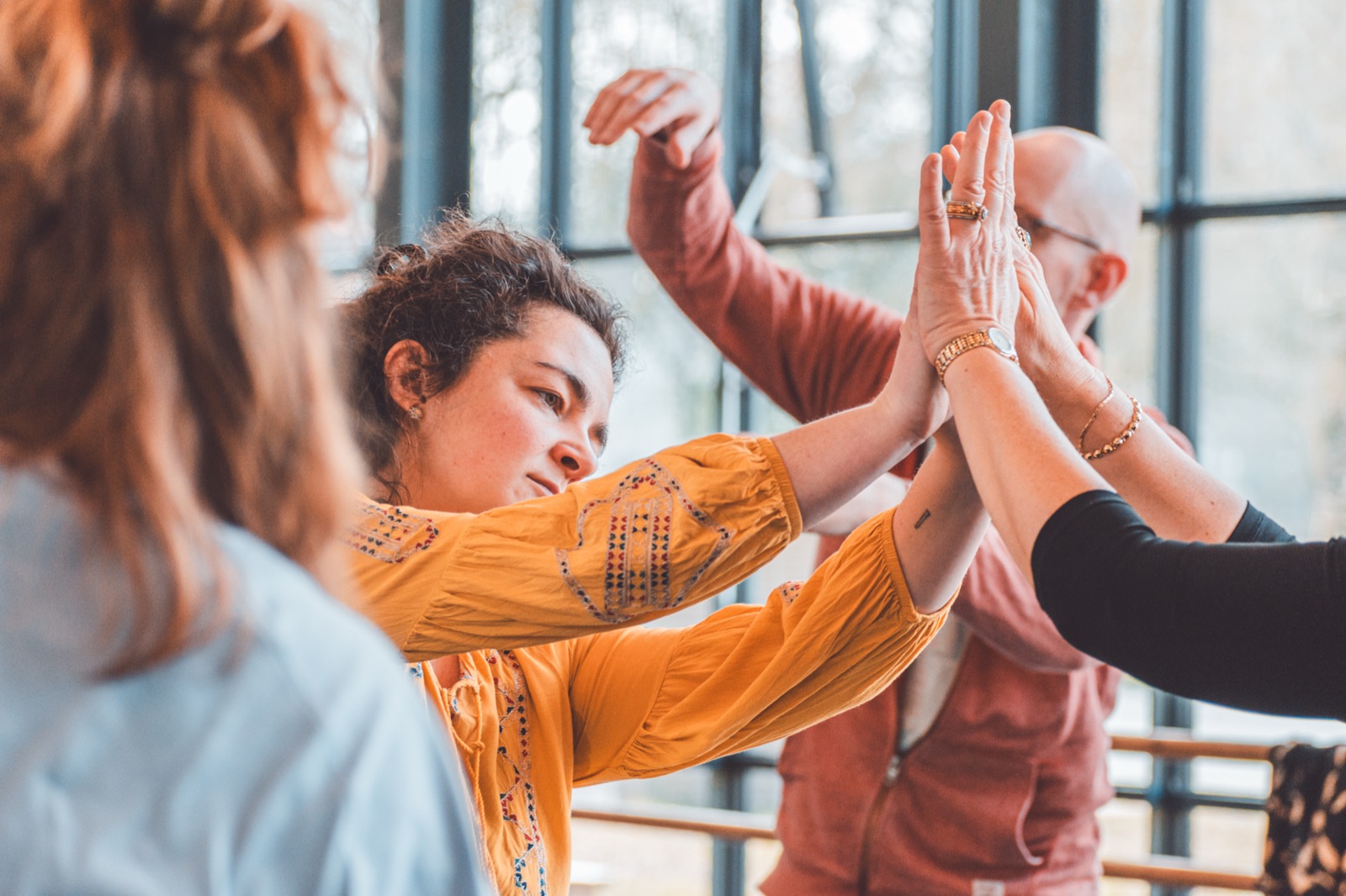 Groep in beweging tijdens een workshop