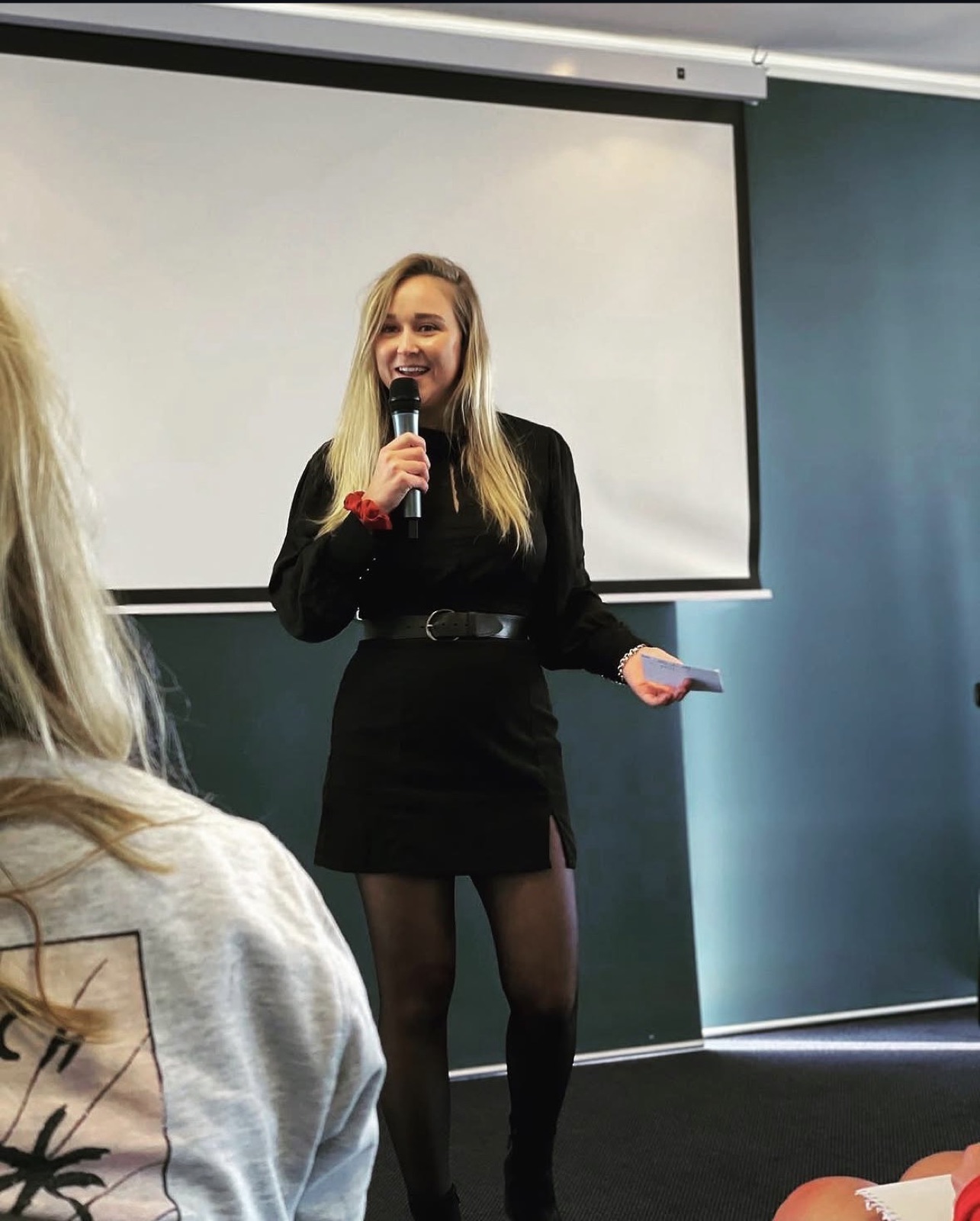 Estelle presenteert aan een groep