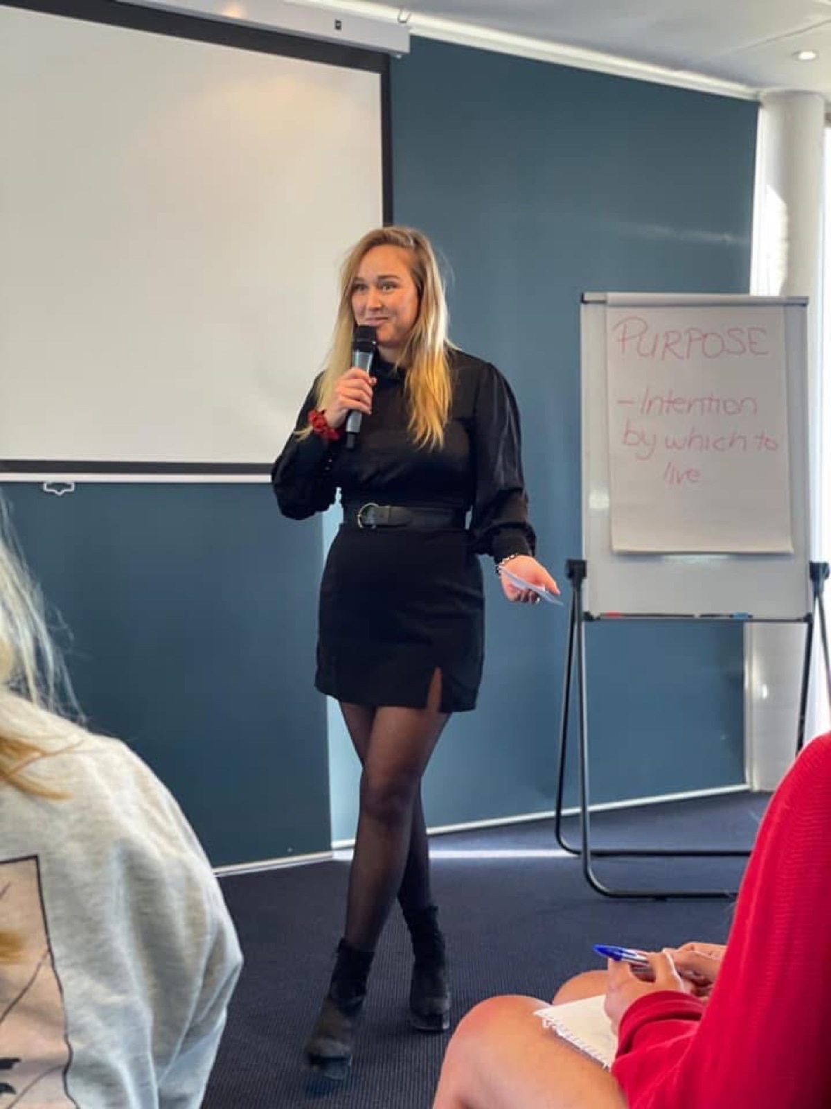 Estelle tijdens een presentatie