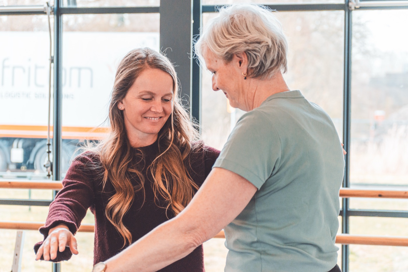 Estelle begeleidt een deelnemer tijdens een workshop